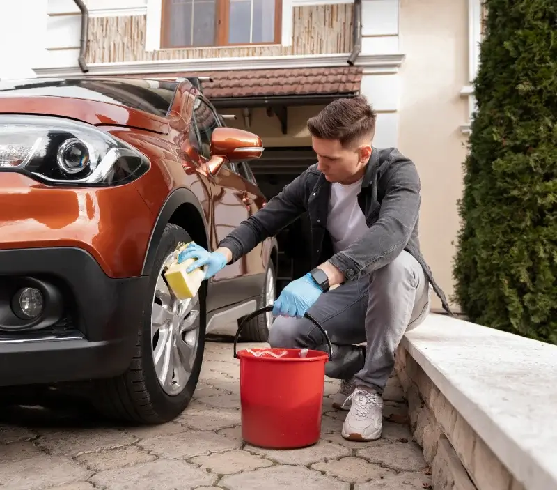 Lavage auto à domicile Vabres-l'Abbaye : professionnel intervenant sur un véhicule